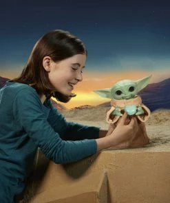 Hasbro Star Wars: The Mandalorian - Galactic Snackin' Grogu Animatronic Figure